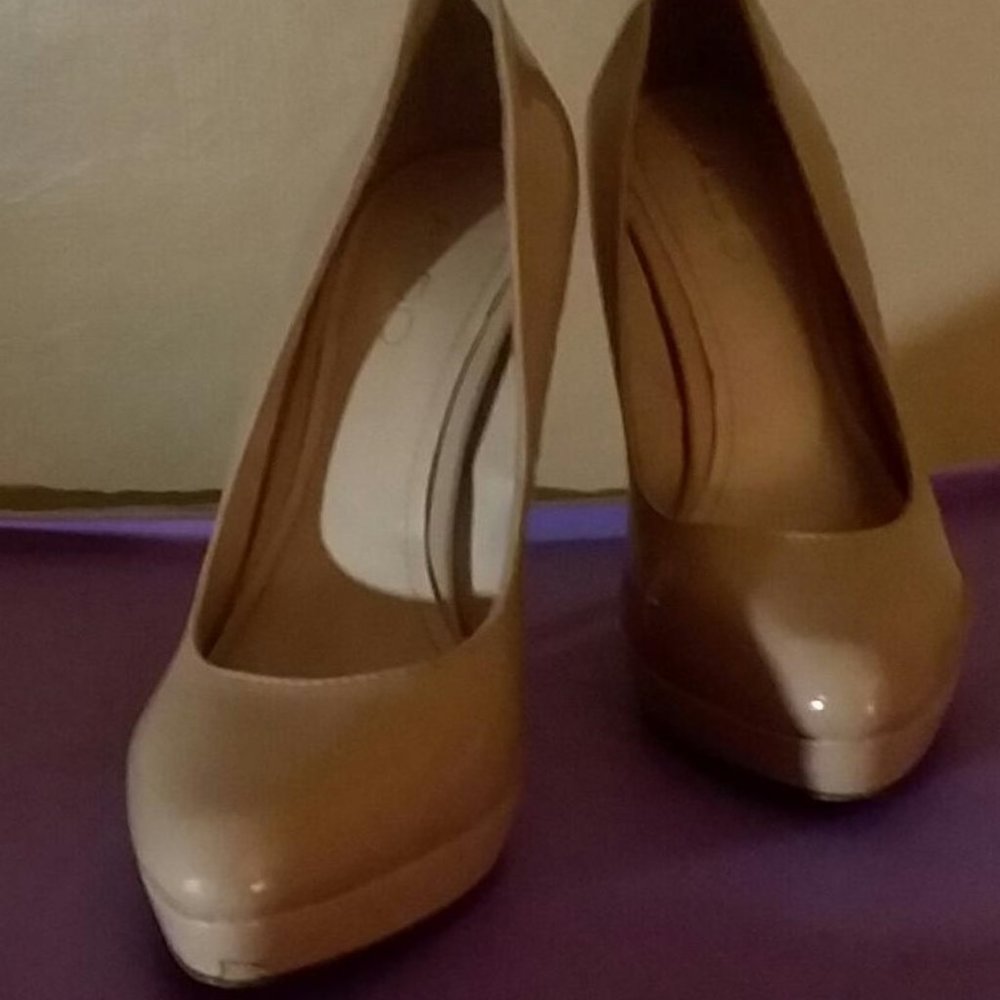 Aldo Beige Patent Leather pump- size 37(6.5)